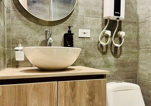 Appartement (309) | Badkamer | Een douche, een haardroger, vloerverwarming, handdoeken