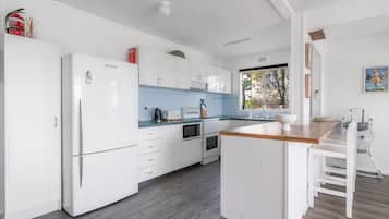 Refrigerador, microondas, horno y lavavajillas