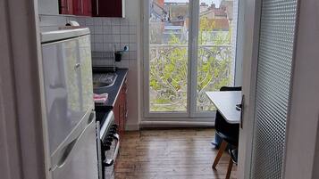 Réfrigérateur, micro-ondes, four, plaque de cuisson