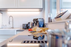 Réfrigérateur, four à micro-ondes, un four, surface de cuisson