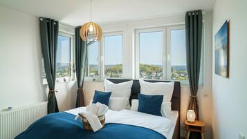 2 Schlafzimmer, Schreibtisch, Bügeleisen/Bügelbrett, Reisekinderbett