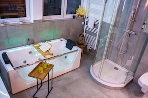 Shower, jetted bath, eco-friendly toiletries, hair dryer - Immo-vision: Penthouse - Sauna - Jacuzzi - BBQ - See (Bergneustadt)