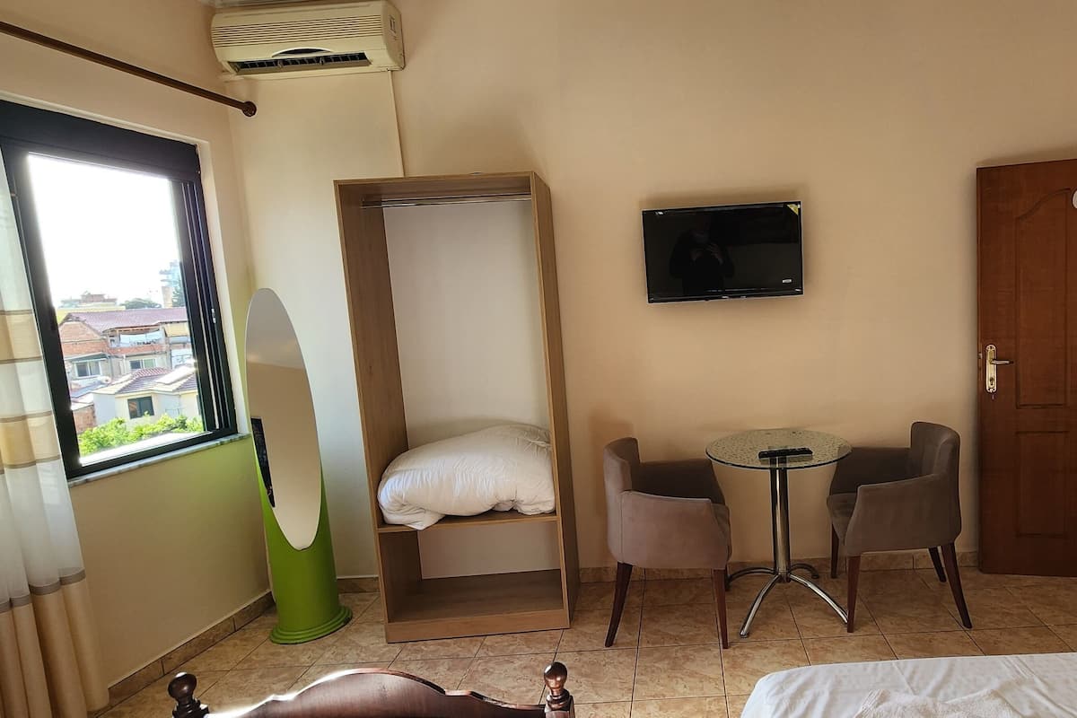 Economy driepersoonskamer | Een bureau, een laptopwerkplek, gratis wifi, beddengoed