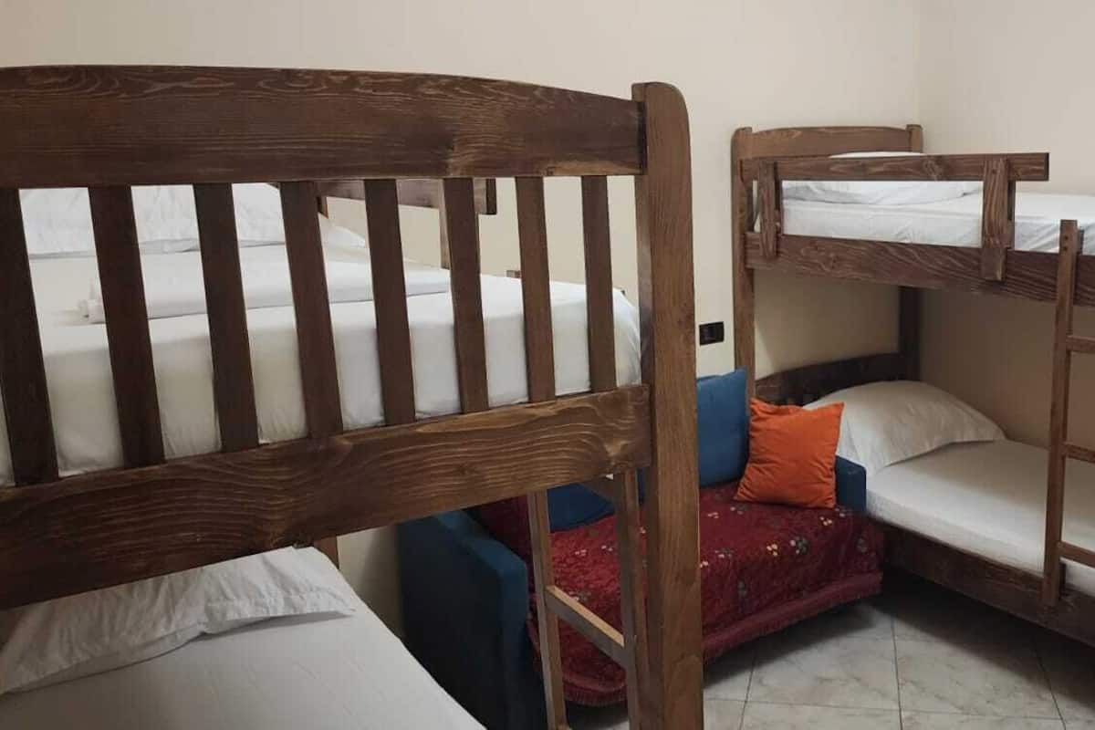 Comfort slaapzaal | Een bureau, een laptopwerkplek, gratis wifi, beddengoed