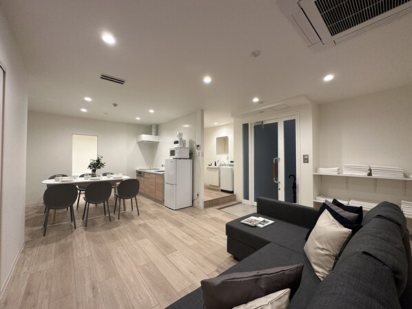 Premium Apartment | Living area | 43-inch Smart TV with cable channels - Nikke 201 (Hiroshima)