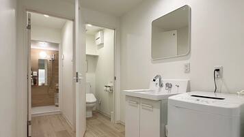 Premium Apartment | Bathroom | Free toiletries, hair dryer, slippers, bidet