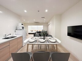 Apartamento Premium | Zona de estar | Smart TV de 43 pulgadas con canales por cable