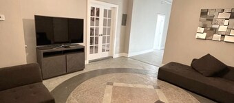 Spacious 2 Bedroom Loft in the Heart of the Bay. Minutes from attractions.