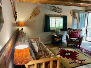 TV, fireplace - Smugglers' Notch - Grunberg Haus Inn & Cabins (Waterbury)