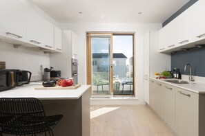 Frigorifero, microonde, forno, piano cottura