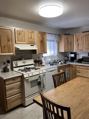 Microwave, oven, stovetop, dishwasher - Family-friendly cabin overlooking Billy Creek and the Moonridge Trail. (Pinetop-Lakeside)