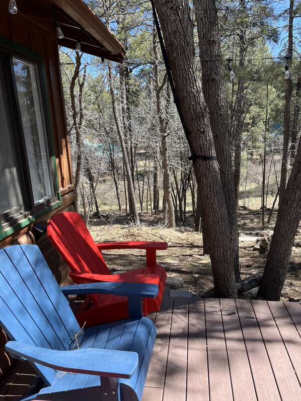 Terrace/patio - Family-friendly cabin overlooking Billy Creek and the Moonridge Trail. (Pinetop-Lakeside)