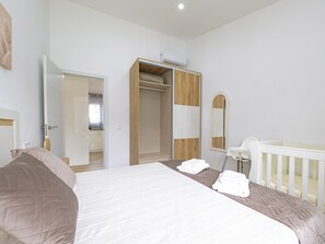 3 bedrooms, iron/ironing board, free WiFi, bed sheets