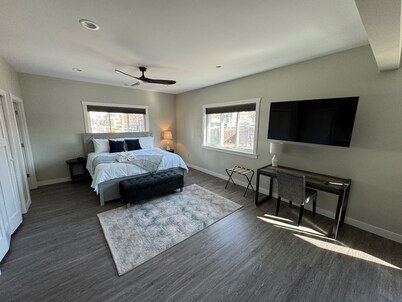 Studio apt w/ laundry + parking