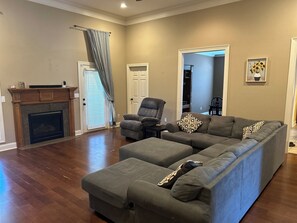 TV connectée, cheminée, livres