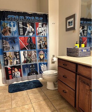 Bañera de hidromasaje, secador de pelo, toallas y papel higiénico