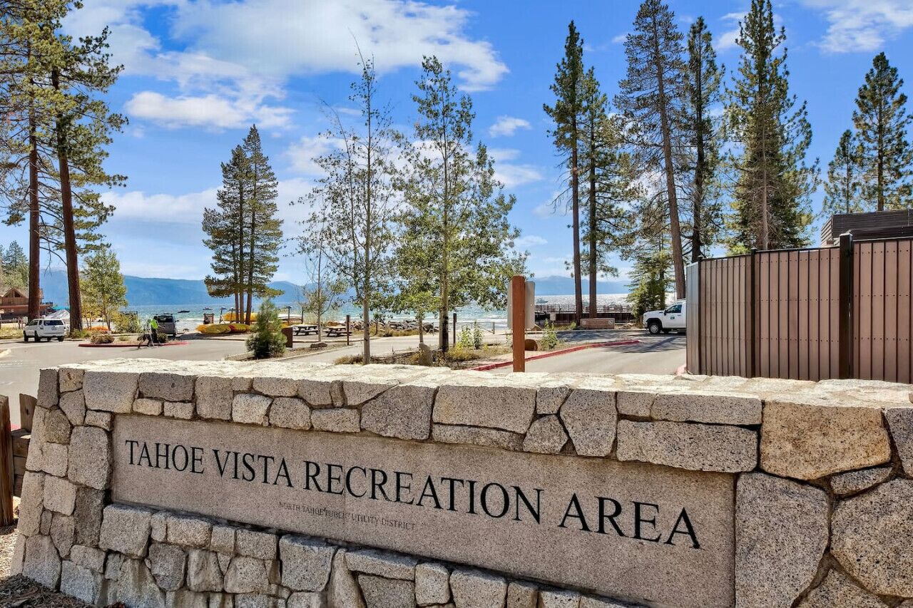 Un letrero de piedra con el texto 'Tahoe Vista Recreation Area' y 'North Tahoe Recreation District'.