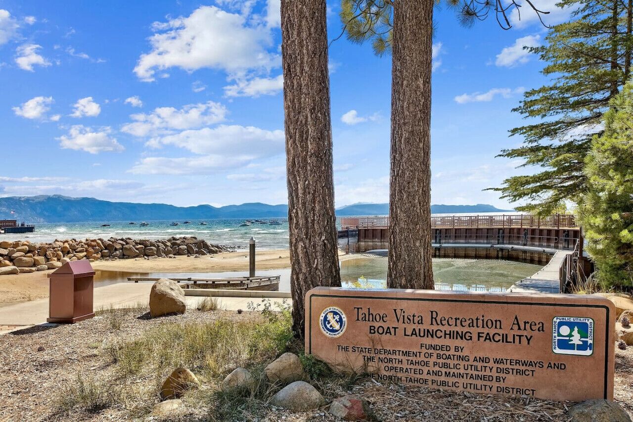 Señal del área recreativa Tahoe Vista, instalación para el lanzamiento de embarcaciones, con vista a la playa y al océano.