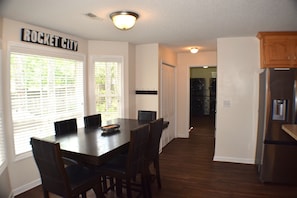 Dining - Space Oddity: Close & Accessible! / Fiber Internet / EV Charger! (Huntsville)