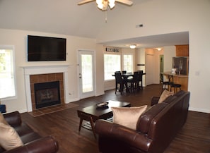 Smart TV - Space Oddity: Close & Accessible! / Fiber Internet / EV Charger! (Huntsville)
