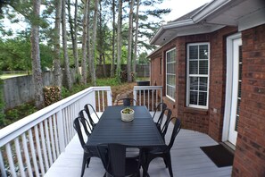 Outdoor dining - Space Oddity: Close & Accessible! <Convenient to Huntsville and Madison> (Huntsville)