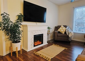 Una televisión, una chimenea, un reproductor estéreo