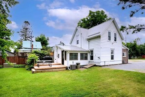Terrace/patio - Wellington PEC Cottage Steps to Downtown and Beach (Prince Edward)