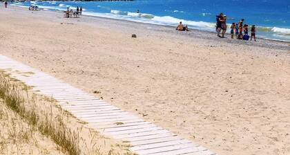 Walk to Beach and Downtown: Wellington PEC Cottage