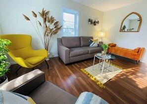 Una televisión, una chimenea, un reproductor estéreo