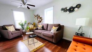 TV, fireplace, stereo - Wellington PEC Cottage Steps to Downtown and Beach (Prince Edward)