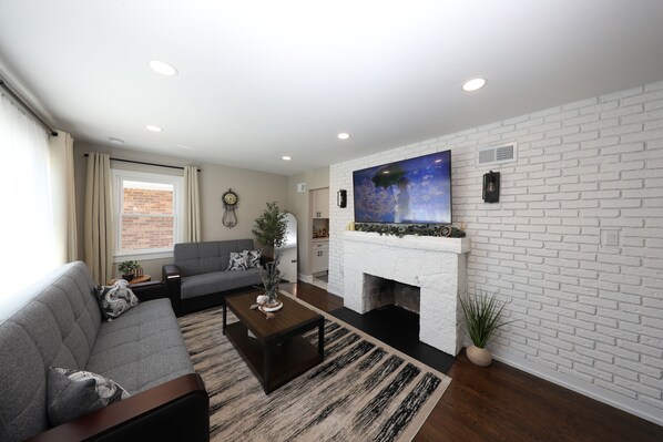 Smart TV, computer monitors - Modern 2BR Oak Lawn Home - Easy Commute to Chicago, Perfect for Longer Stays (Oak Lawn)
