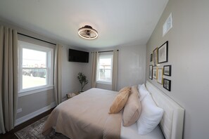 2 bedrooms, desk, iron/ironing board, free WiFi - Modern 2BR Oak Lawn Home - Easy Commute to Chicago, Perfect for Longer Stays (Oak Lawn)