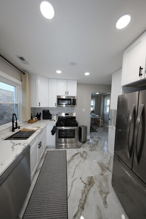 Fridge, microwave, oven, stovetop - Modern 2BR Oak Lawn Home - Easy Commute to Chicago, Perfect for Longer Stays (Oak Lawn)