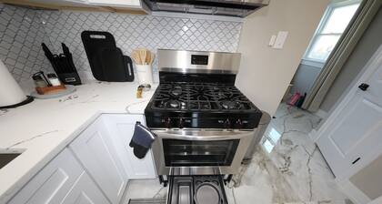 Modern 2BR Oak Lawn Home - Easy Commute to Chicago, Perfect for Longer Stays