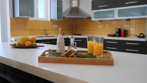 Køleskab, mikrobølgeovn, ovn, kogeplade