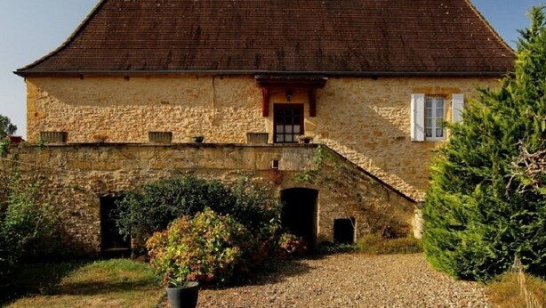 A stone building with a sloped roof and a small porch. - Piscine, Charme & Calme au Coeur du Périgord Noir (Castels et Bézenac)