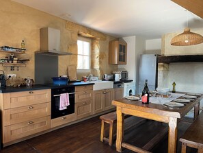 Fridge, microwave, oven, stovetop - Piscine, Charme & Calme au Coeur du Périgord Noir (Castels et Bézenac)