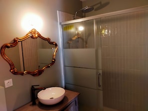 Shower - Piscine, Charme & Calme au Coeur du Périgord Noir (Castels et Bézenac)