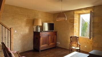 Télévision, cheminée, jeux vidéo, table de tennis de table