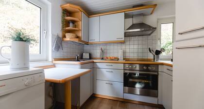 Ferienhaus in Ortsrandlage mit Aussensauna und beleuchteter Glasüberdachung