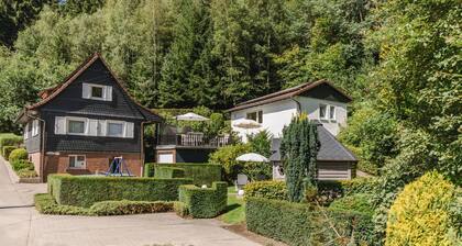 Ferienhaus in Ortsrandlage mit Aussensauna und Beleuchteter GlasĂŒberdachung