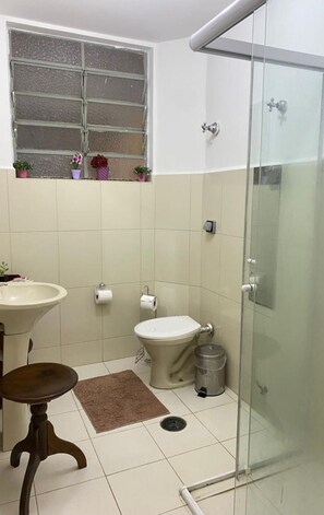 Secadora de cabello, toallas, papel de baño 