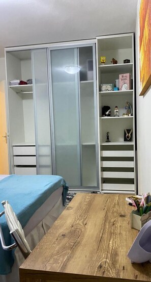 1 habitación, tabla de planchar con plancha, wifi y ropa de cama 