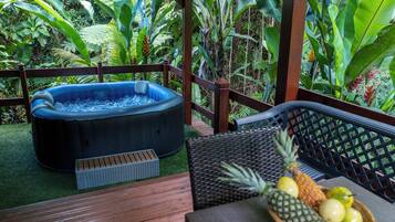 Bungalow Bulan Madu, pemandangan kebun | Teras/patio