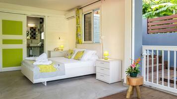 Romantic Bungalow | Premium bedding, pillowtop beds, individually decorated
