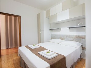 3 chambres, coffre-fort, bureau, fer et planche à repasser