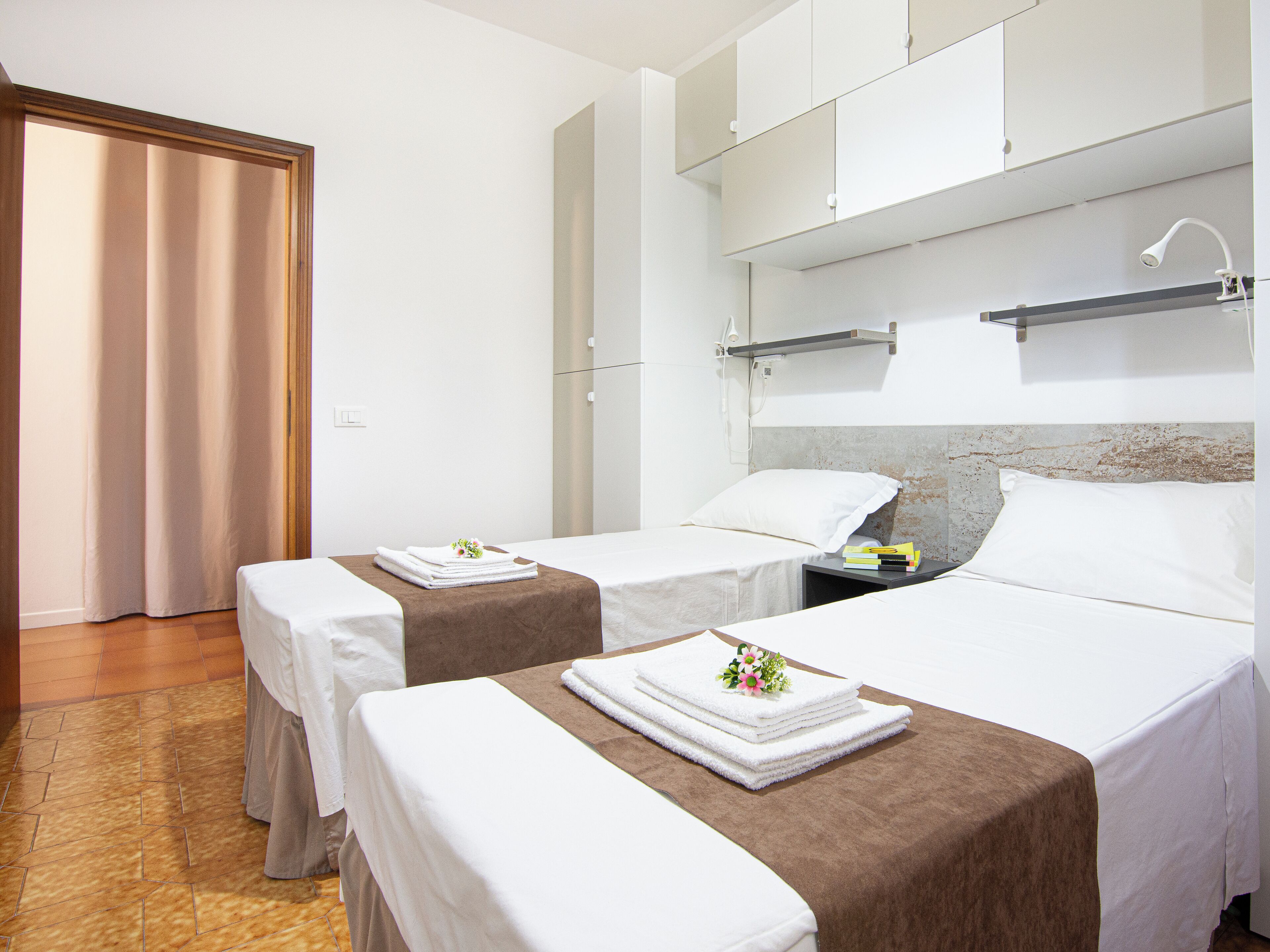 3 chambres, coffres-forts dans les chambres, bureau