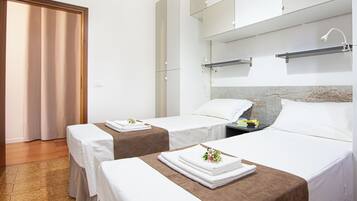 3 chambres, coffres-forts dans les chambres, bureau