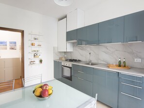 Réfrigérateur, four à micro-ondes, un four, surface de cuisson