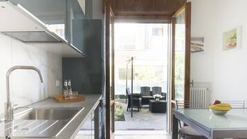 Frigorifero, microonde, forno, piano cottura